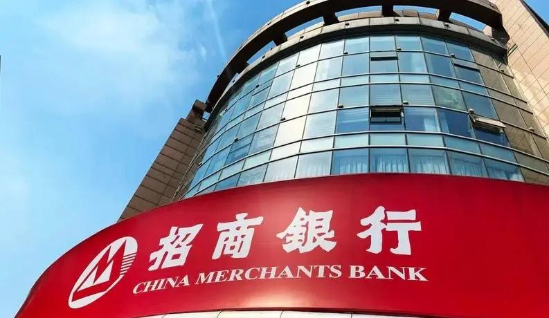 【招商银行换帅：王良到龄退休 王小青接棒】4月30日上午9点多，招商银行召开相关