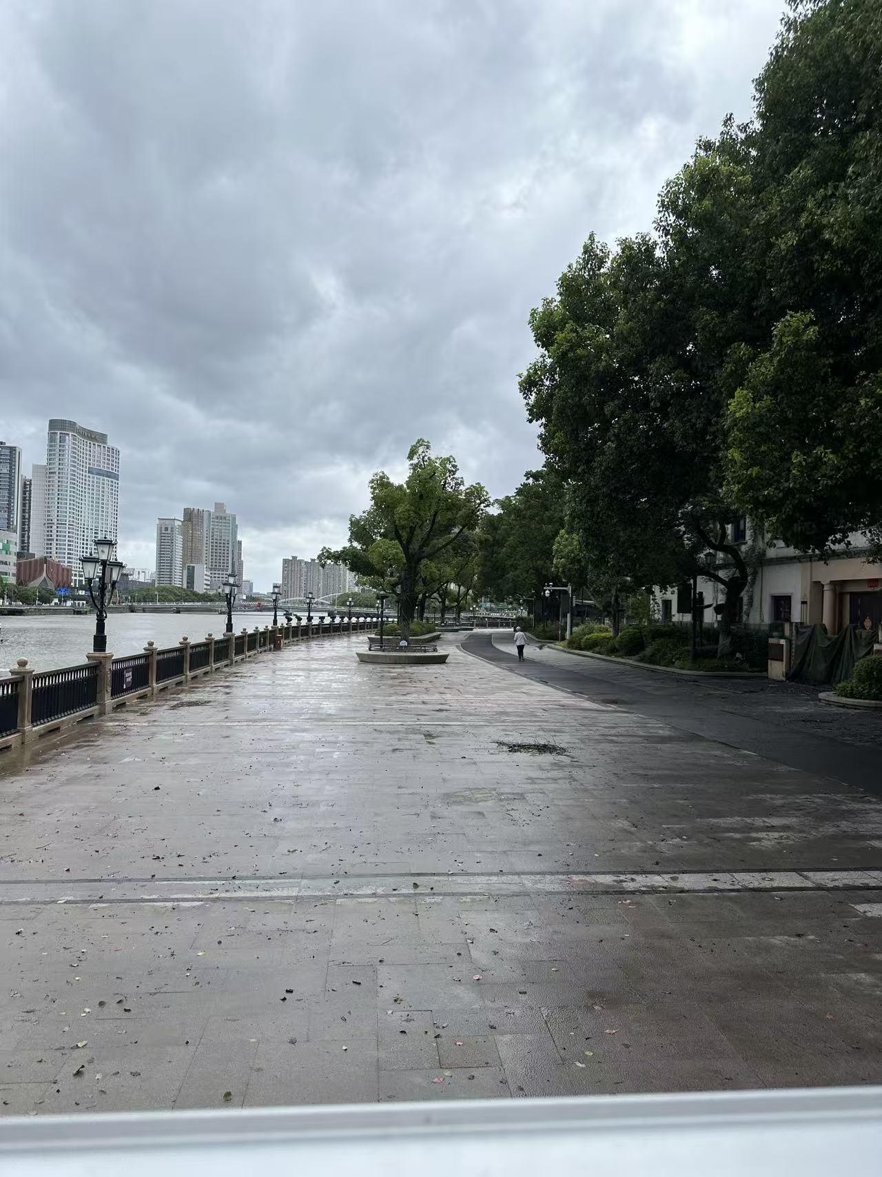宁波潮位可控网传海水倒灌不实 7月11日宁波降雨后，网络流传视频称当地暴雨引发海
