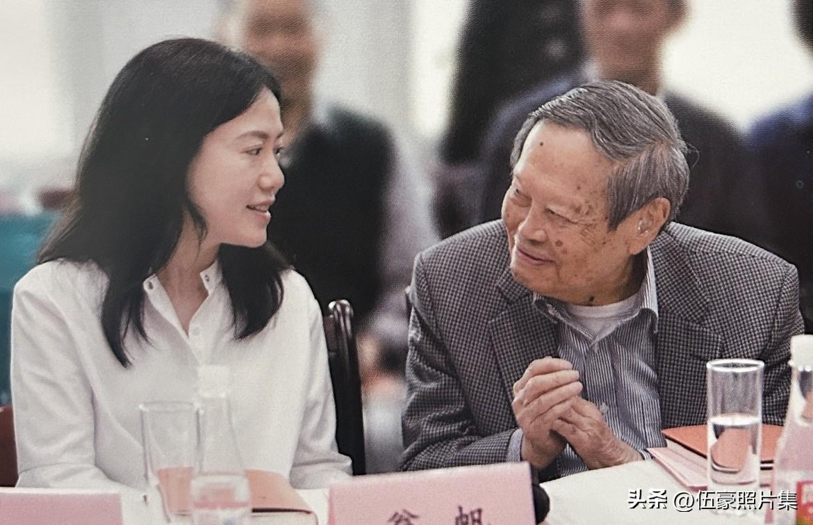 2018年，杨振宁、翁帆编著的《晨曦集》在商务印书馆出版。图为新书发布会现场，会