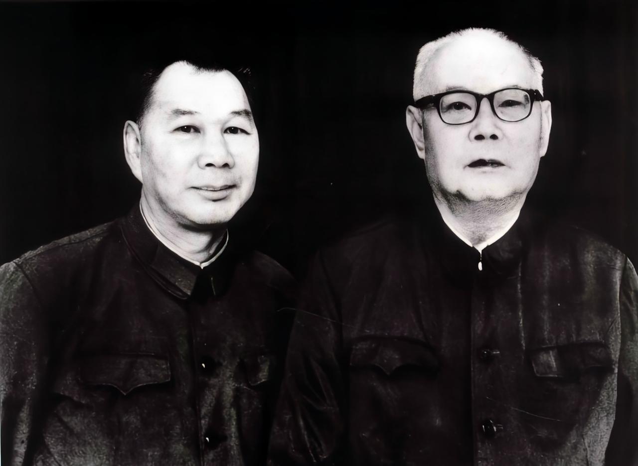 1976年9月，杨成武和叶剑英在北京合影。
叶剑英被停止主持军委的日常工作后，杨