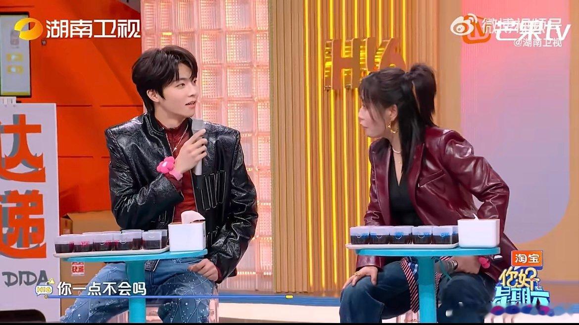 陈立农赶鸭子上架奈何真不会 谁懂陈立农的无助！“A 歌 B 唱” 游戏里，知道答