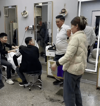 大衣哥剪完头发，二话不说直接往收银台放100块，店员也贴心上前帮他拿外套，这一幕