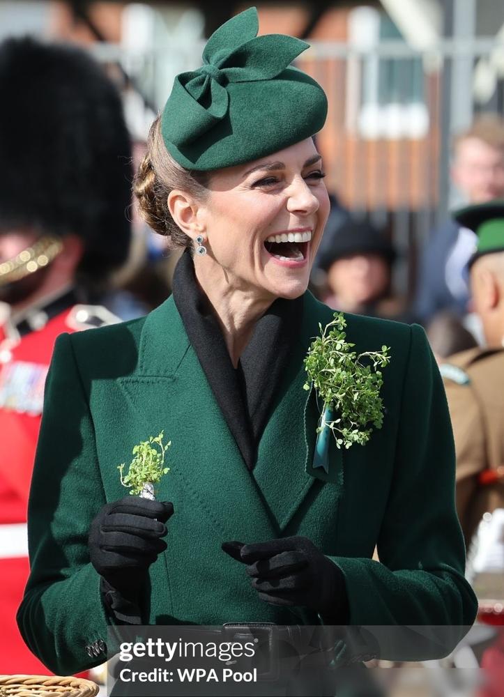 昨天（3月17日），威尔士王妃凯特现身奥尔德肖特蒙斯兵营，以爱尔兰卫队上校身份出
