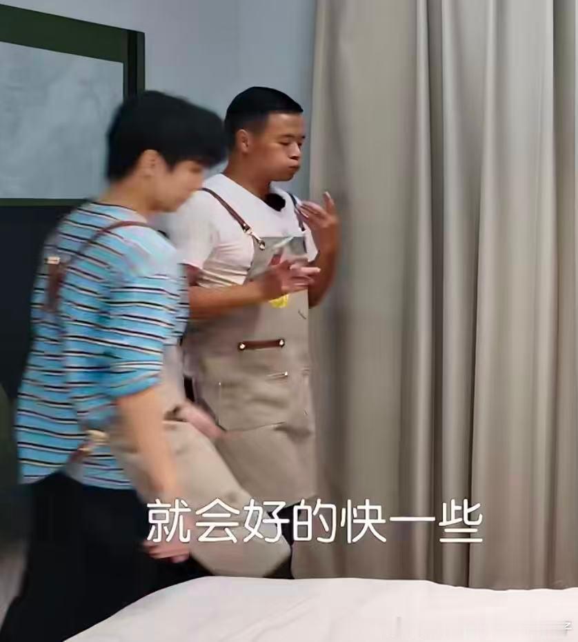 王俊凯给林大厨擦汗 王俊凯这细腻的心思真的是太戳人了，不仅主动帮林大厨擦汗，还懂