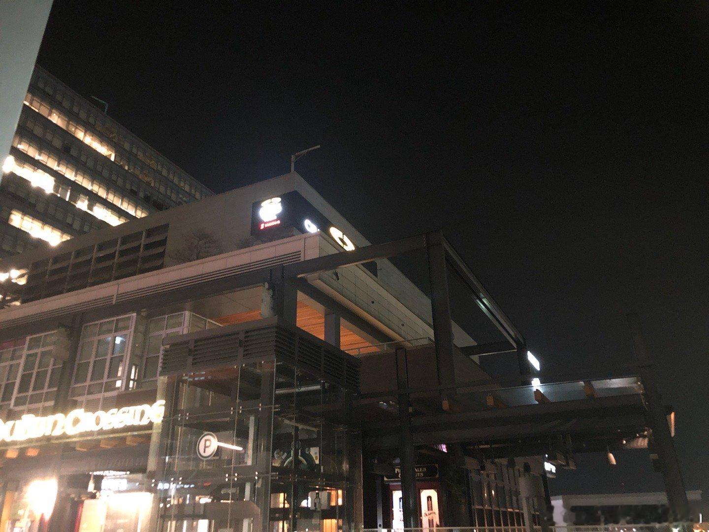 今儿公司包场可带家属观看电影，电影名《寻秦记》，我带着我妈妈一起去看了，这也是我