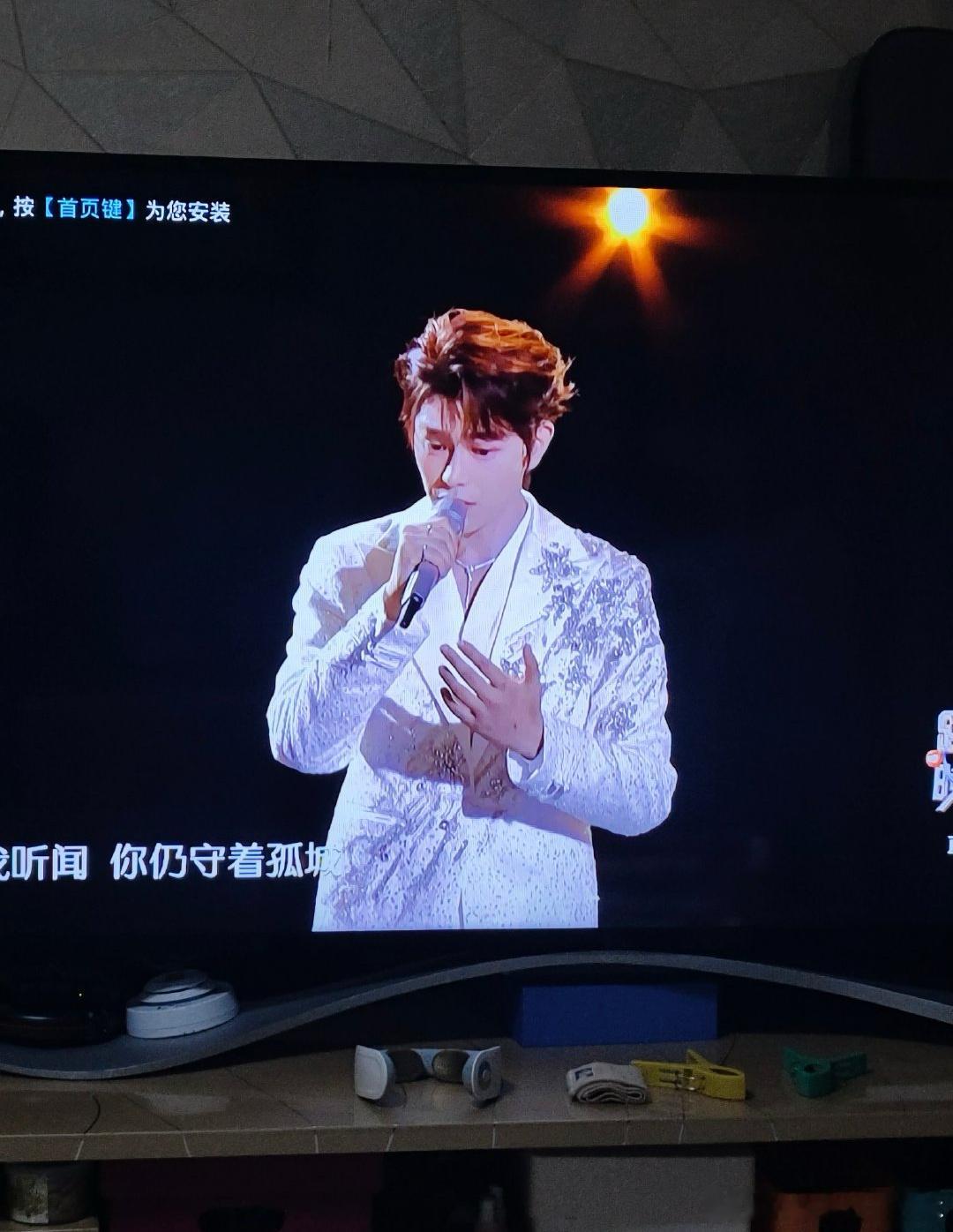 丁禹兮拿了慕声发带  丁禹兮[超话]  被丁禹兮唱的《烟花易冷》感动到了[泪] 