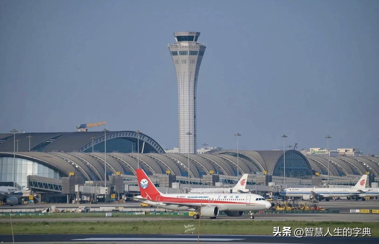 双流机场免费停车时长调整的消息一出，不少常来常往的车主直呼“措手不及”。根据新规