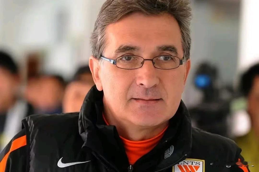 演砸了吧？两位怎能在新帅伊万科维奇眼皮底下这样表演呢？
  超级杯比赛，国足新帅