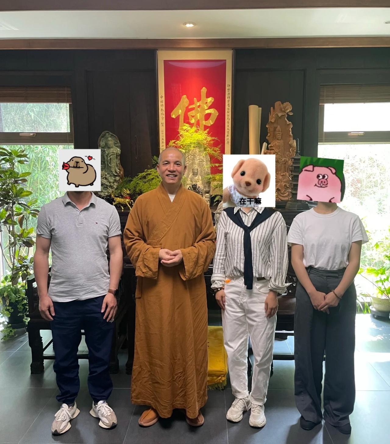 少林这位新话事人经常笑，他的笑很坦然，给人的感觉是不错的。释永信当然也有笑的，但