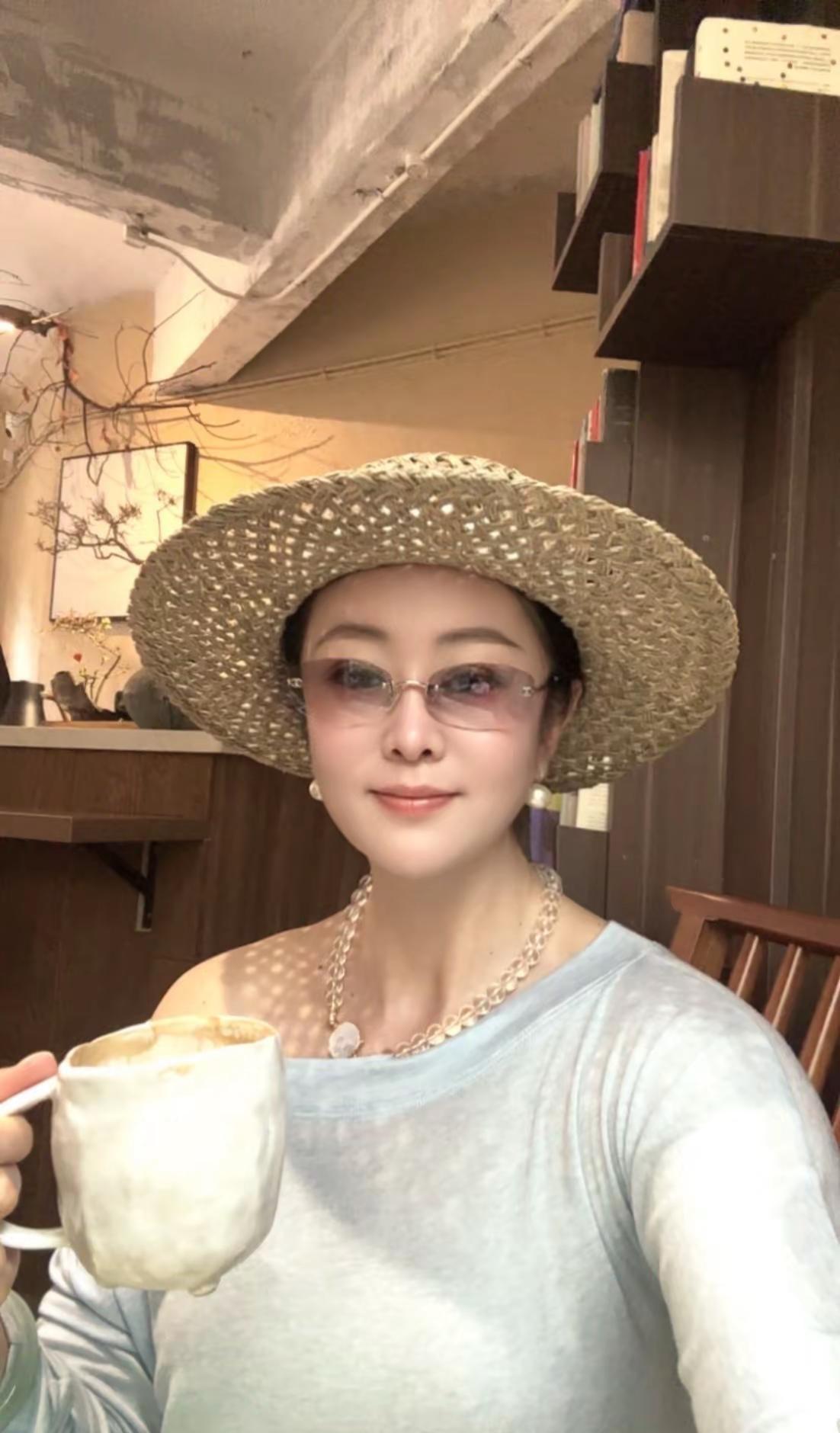 别来靠近我了 也别来了解我 我花了很长的时间 找回内心的平静我没那么好 我也不喜
