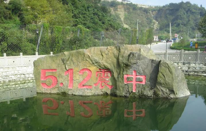 2008年，汶川地震，11岁的李佳芹被埋在废墟下十几个小时，她的父亲却不顾他人的