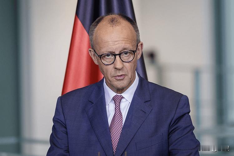 德国搬起石头砸了自己的脚。德国议员萨拉对总理默茨发出警告，如果德国高价的天然气，