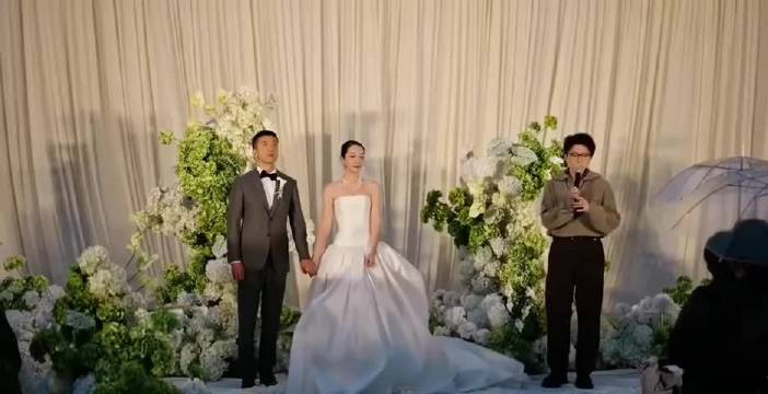 #毛不易婚礼发言引网友争议##新郎新娘回应毛不易婚礼发言# 
知名男星毛不易在女同学佳琪婚礼发言的核