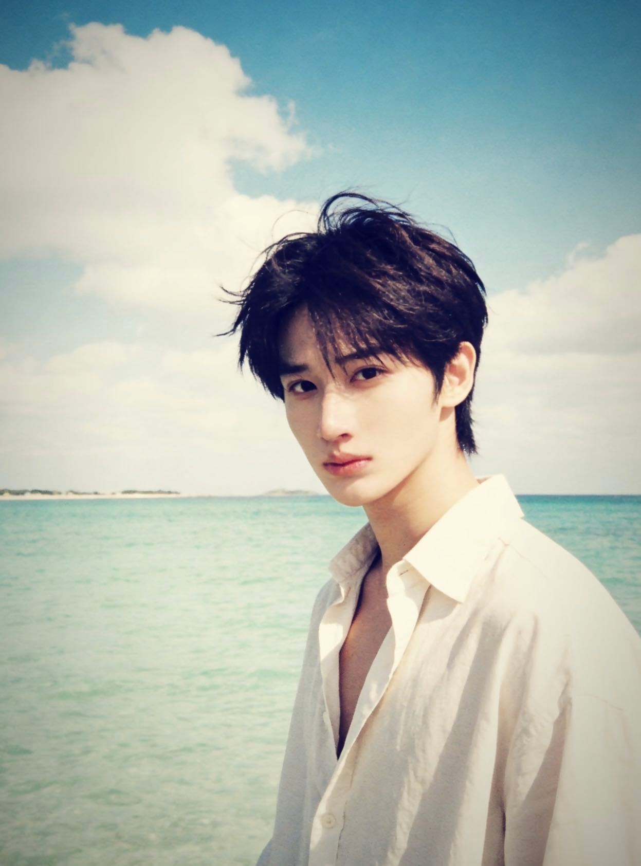 余宇涵帅就完了我们的爸爸 别人纠结动作标不标准，小余只关心够不够帅！抱着必出神图