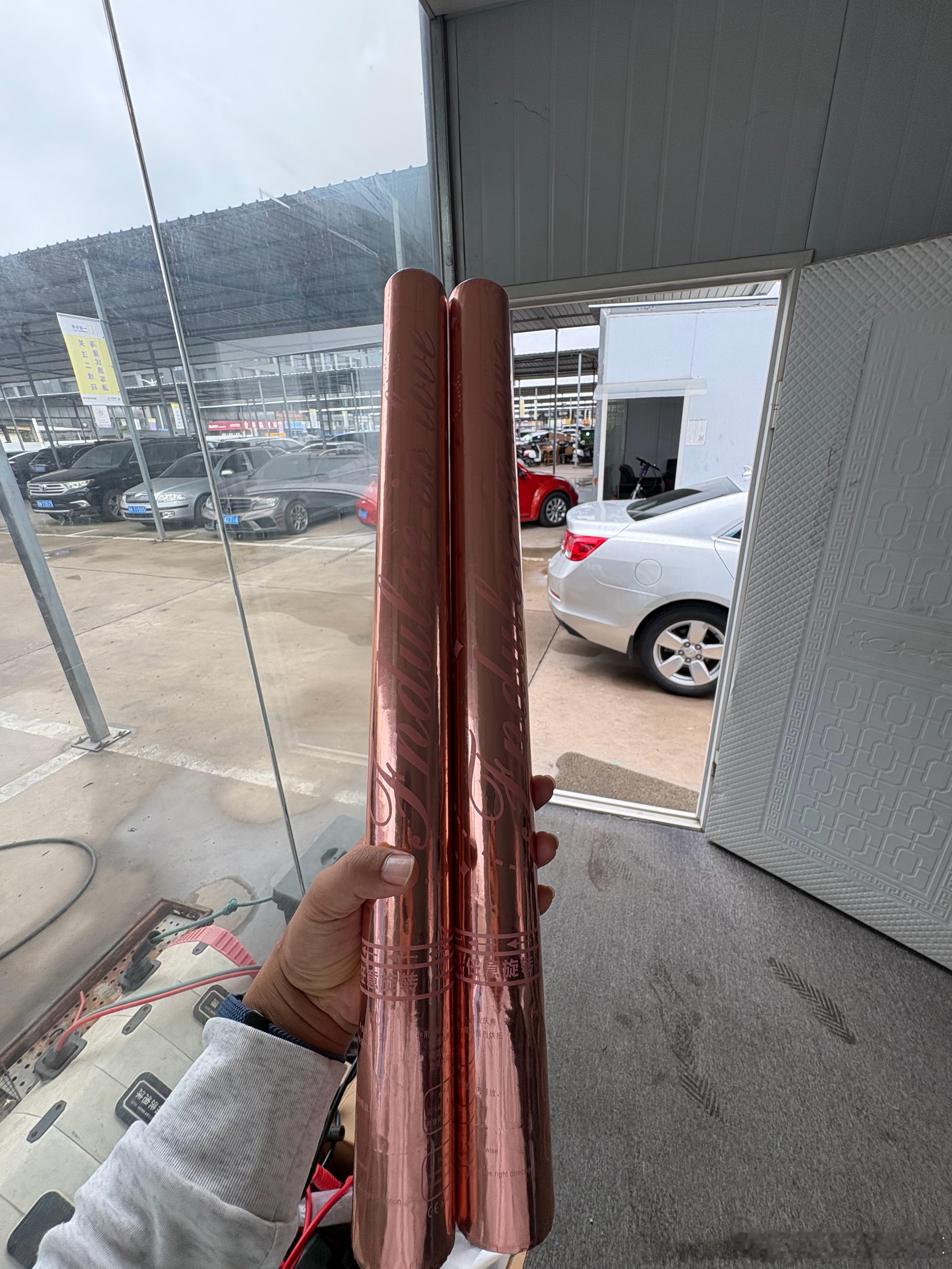 昨天晚上凯美瑞买家过来提车应该是来了一群她的朋友一起仪式感非常到位还准备了礼炮这