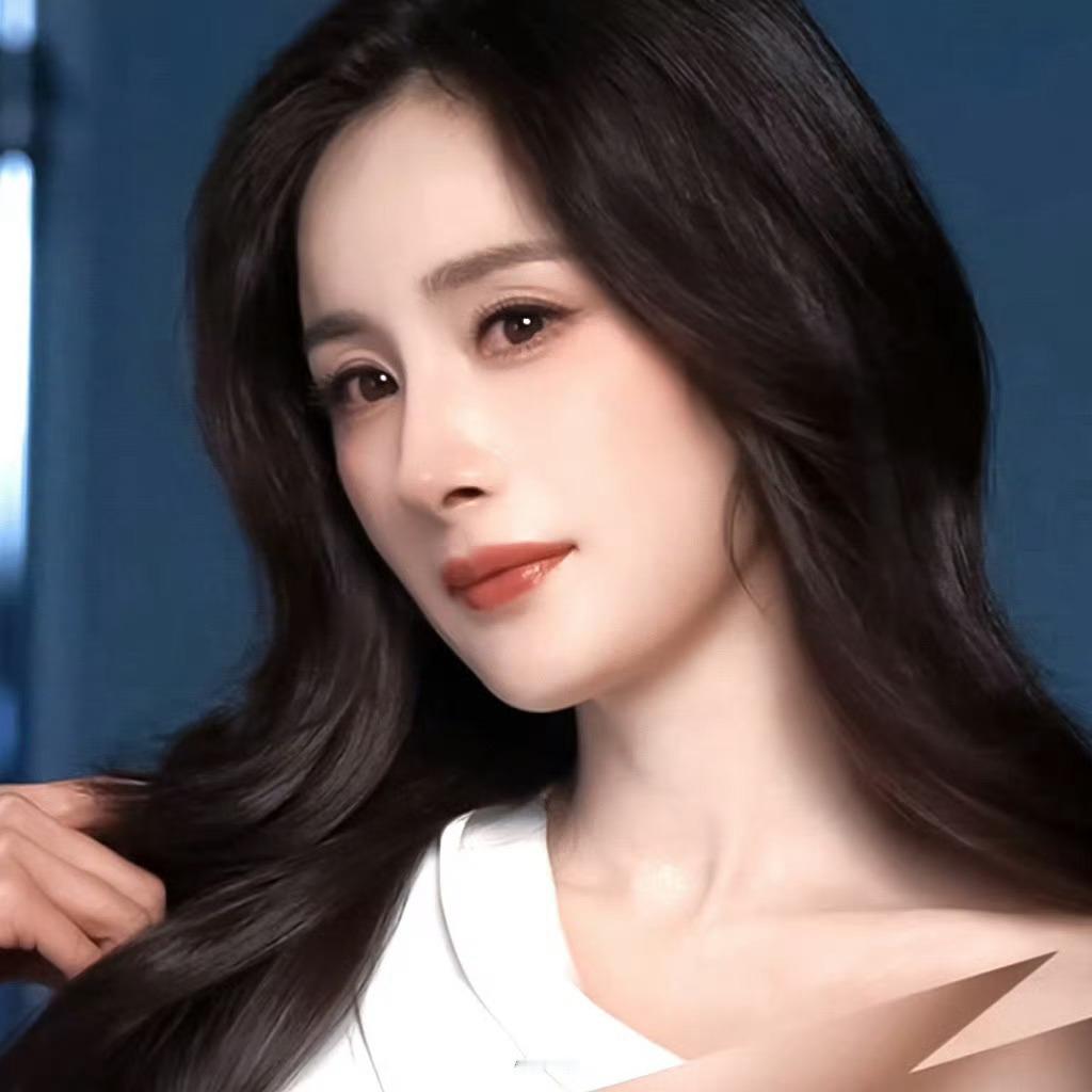 杨幂完全是妈妈级别的杨幂的第20个代言，女星代言数量top1，不愧是商务女王！杨