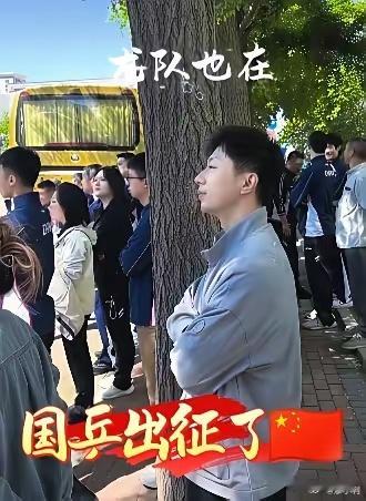 马龙送国乒出征看到马龙目送国乒出征那一刻，很多人破防了。龙队2024年时还一起打