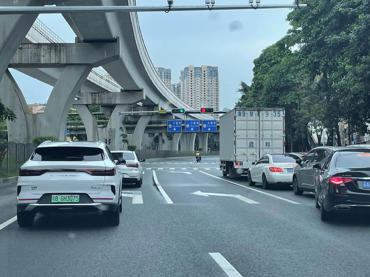 一个小小的路口，画两条左转车道的指示？这条国道肯定塞！规划之前没实地考察吗？