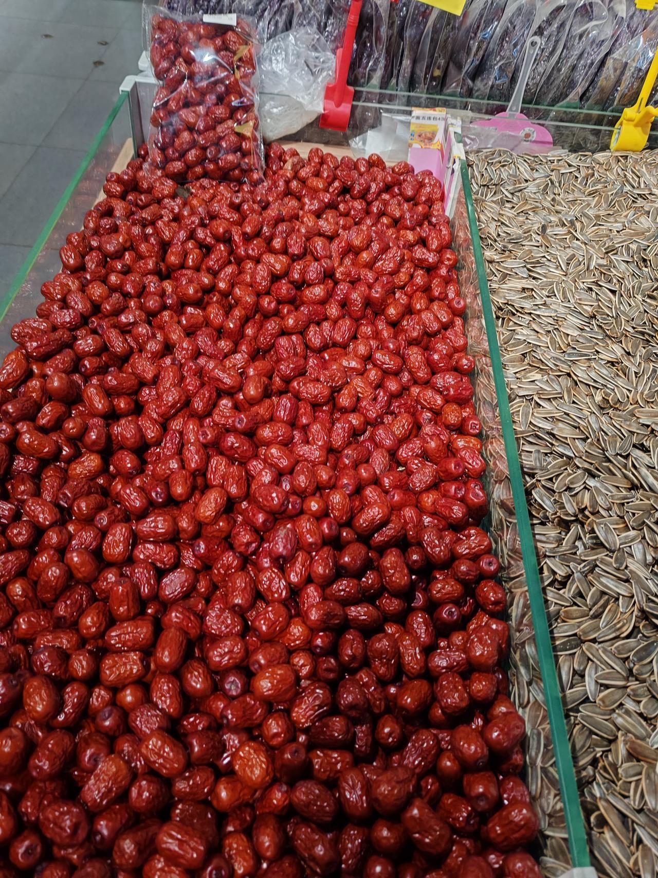 前两天我发文说新疆大枣卖不上价，有小伙伴不服气，说我拍的是早市上的次品，说那些枣