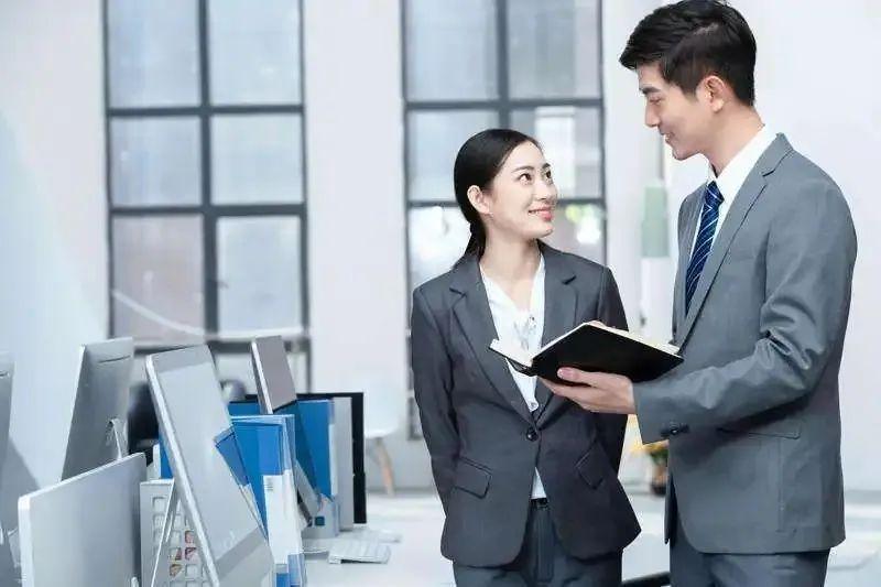 “管人别怕得罪人，管事要会放权！”
——3招让团队从“躺平”变“狼性”

下属不