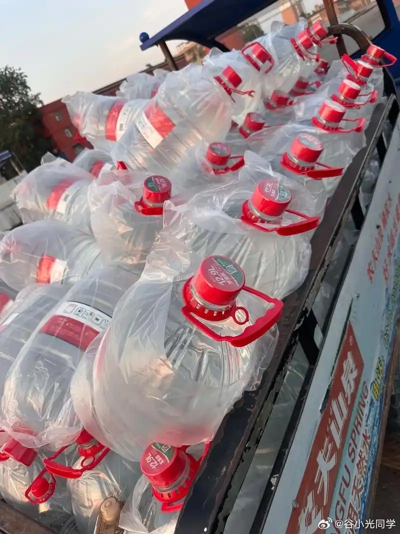 长期喝桶装水的人天塌了喜欢喝凉的，还是去买那种带瓶盖的大桶水，这种循环利用的桶装