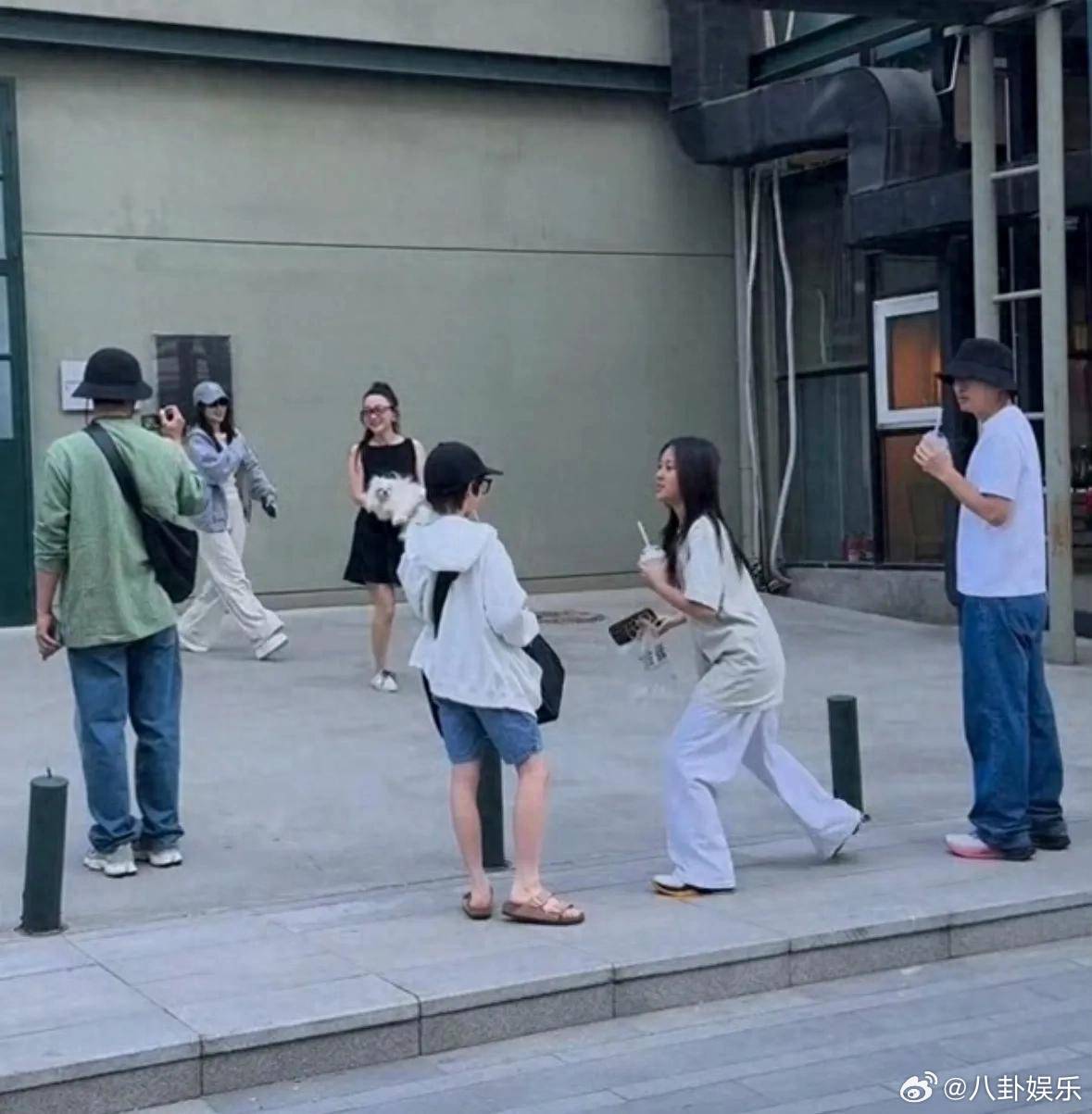  咖啡店偶遇甜馨嗯哼 13岁甜馨红发吸睛，12岁嗯哼少年感爆棚，青梅竹马咖啡店同