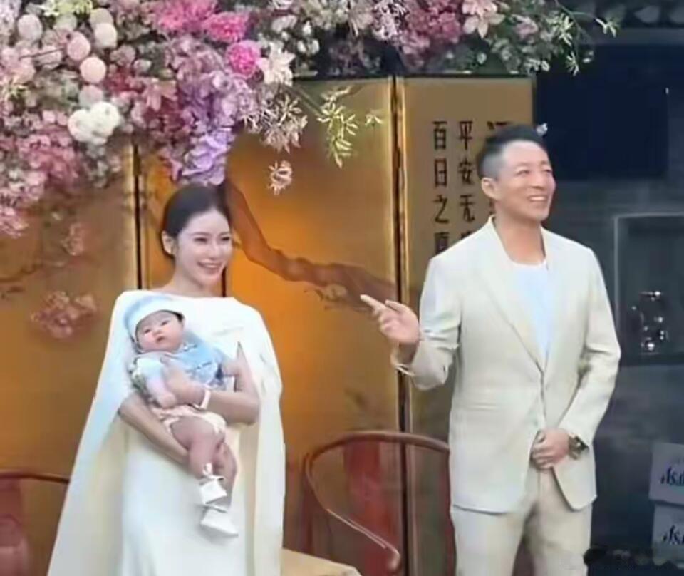 百日宴上，汪小菲携新妻春风满面，前尘往事似已翻篇！公众人物的家务事，外人难断是非