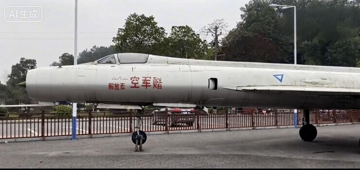 谁来杨开慧故居都会被眼前一幕惊到——古朴庄严的烈士故居前，竟然稳稳停着一架超大退