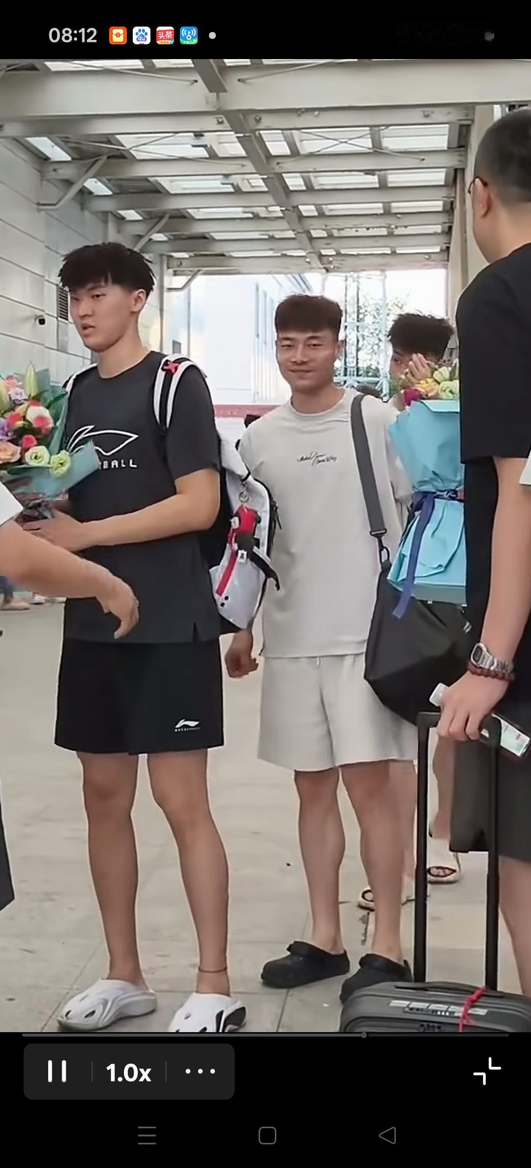 韩总带领辽宁男篮出发凌源站热身赛！[加油][加油][比心][比心]
