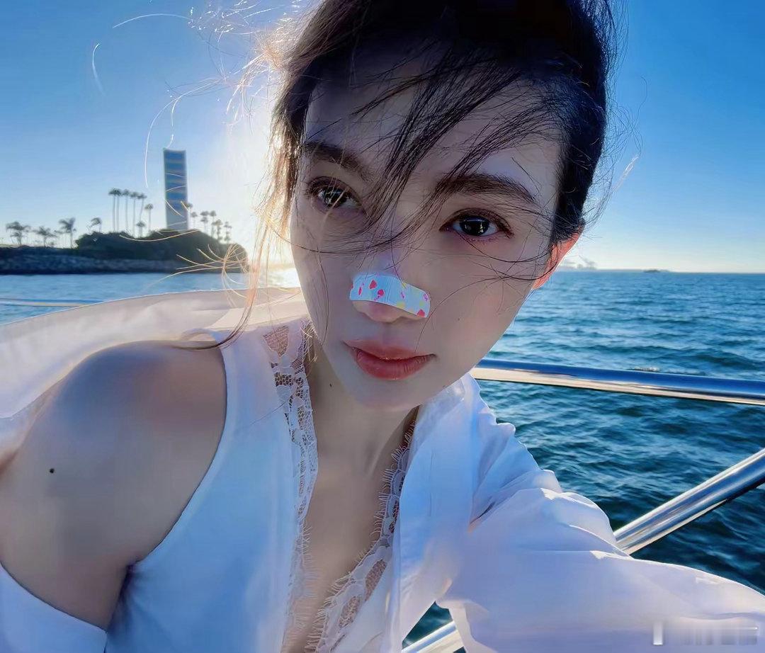 金晨在洛杉矶过生日，好友孟佳也在，她们坐游艇出海玩了！ ​​​