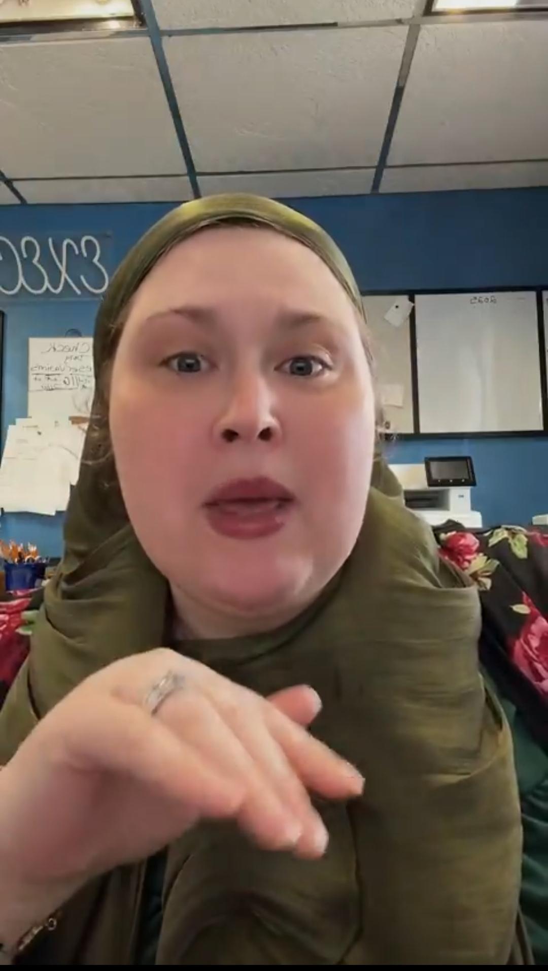 一个爱尔兰女性自拍，说自己刚刚皈依伊斯兰教。