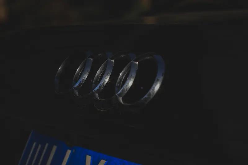 1月25日江苏南京，女子倒车撞上奥迪  ，路人建议私了，因为维修费高奥迪车主建议