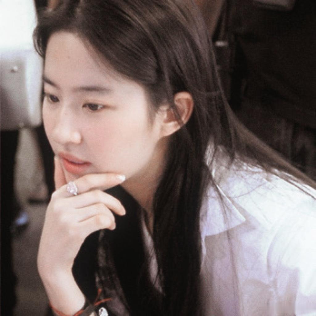 刘亦菲  此女只是稍稍出手