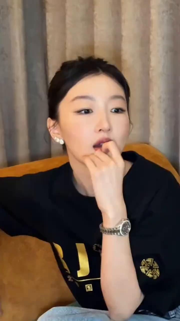 突然发现观众好像对奖项祛魅了。周冬雨作为90后演员里的第一个影后，在拍完几部既不