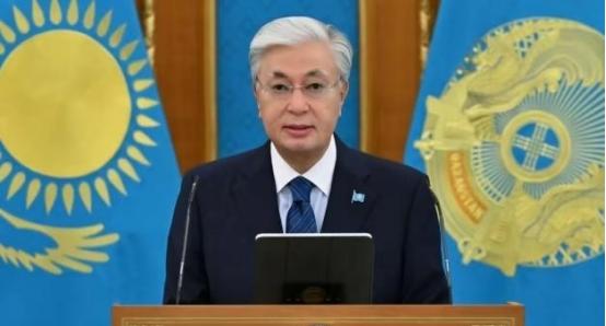 前脚新加坡总理黄循财呼吁中方放下历史恩怨，和日本实现和解。后脚哈萨克斯坦总统托卡