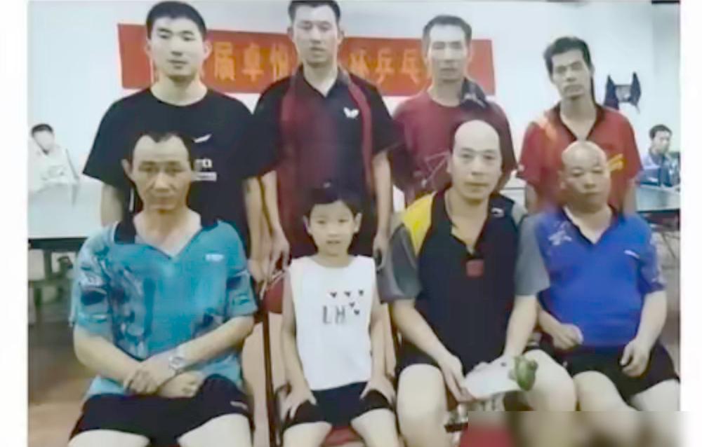 孙颖莎那两张跨二十年的坐姿照，太绝了。
从小到大连坐姿都没怎么变，简直是等比例