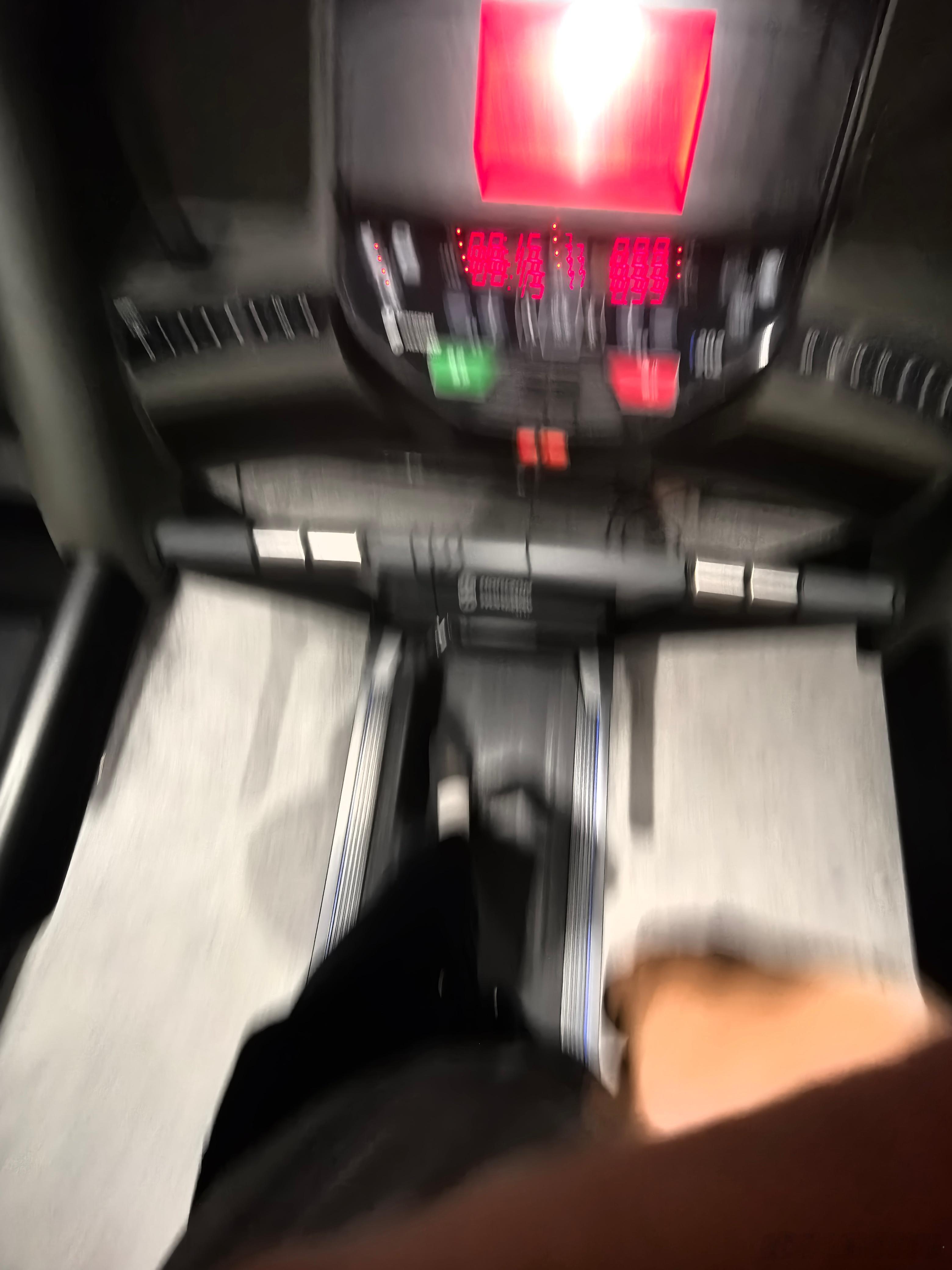 即便是酒店的一次性拖鞋也不能阻挡三旬老汉减肥的步伐 