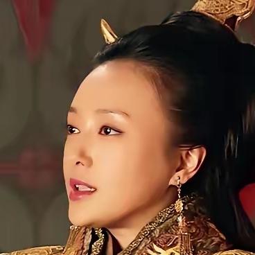 刘邦临死前把儿子和江山托付给了周勃、陈平这帮老兄弟，结果刘邦前脚刚走，吕后后脚就