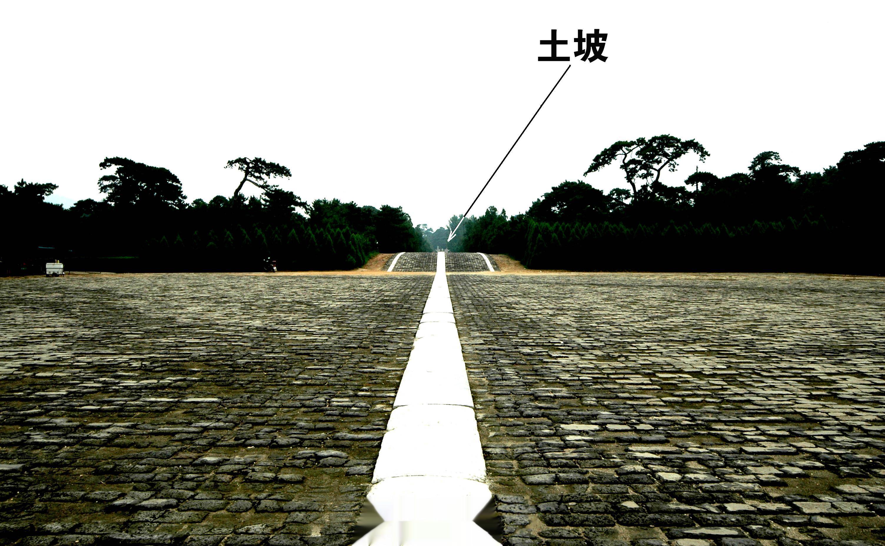 不知有人发现没有，泰陵、裕陵、昌陵神道碑亭往南的神路不远的地方就有一个土坡，神路