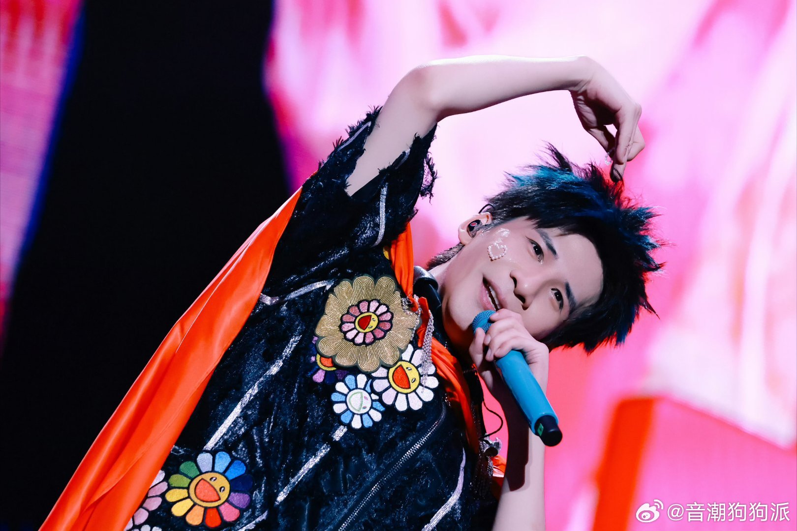 大张伟我们伟大的人生上海站 大张伟演唱会还是太超前了，以前总觉得“治愈”这个词离