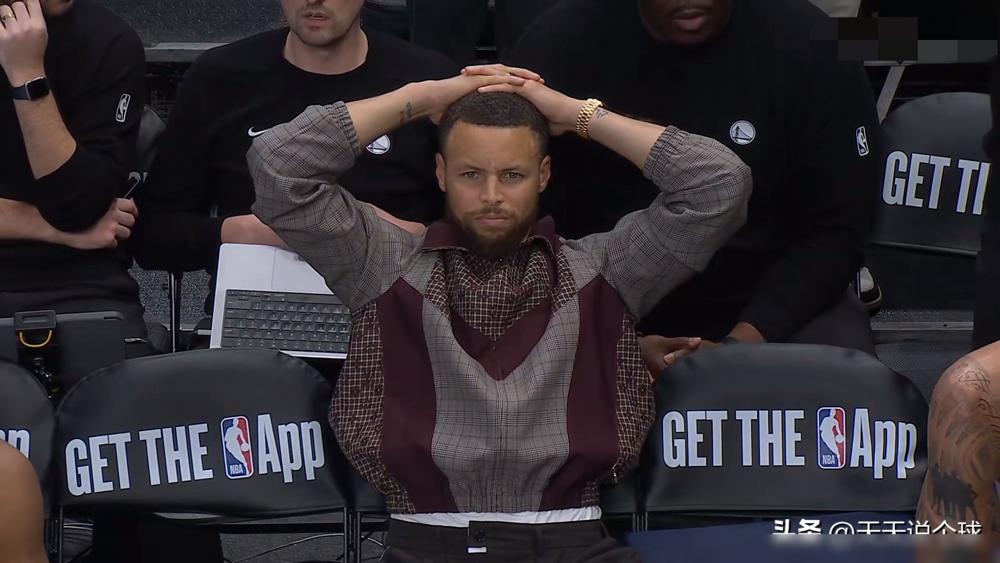 穆迪刚轰下全队最高的23分，转头，整个赛季就直接报销了。就离谱。
前面没人，一