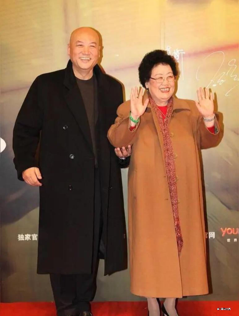 “唐僧”迟重瑞嫁给女王后悔了吗？
迟重瑞如果不攀附富婆，依靠自己的名气，出演一些