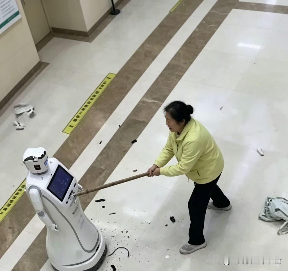 大妈突然拿棍棒怒砸医院机器人
目前警方已介入处理
原因：大妈因家人病情正在哭泣