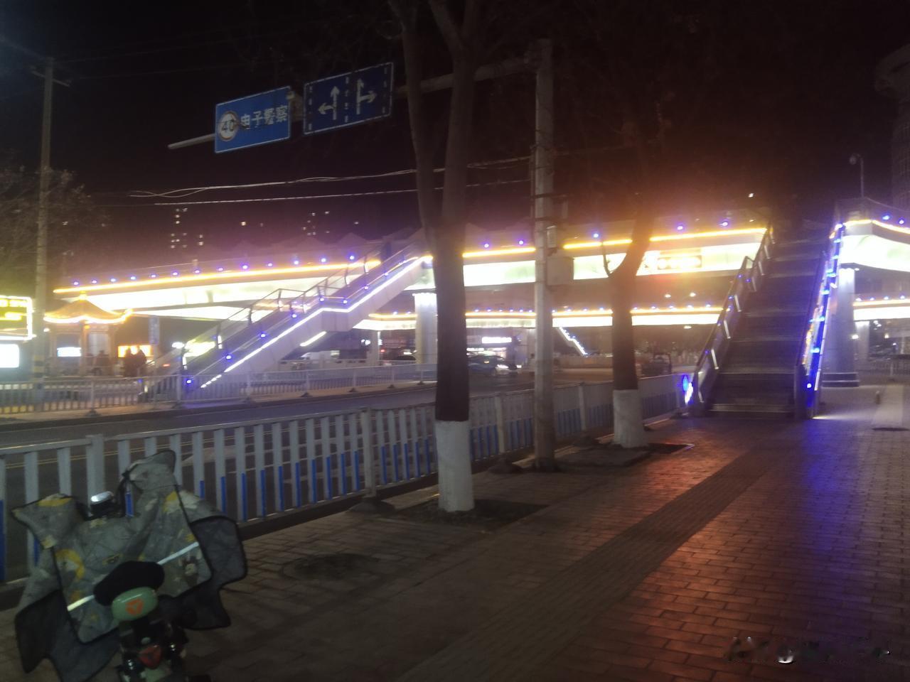 我既不会唱歌，也不会跳舞，酒量还特别差。歌舞厅里人声嘈杂，烟酒味混杂在一起，总让