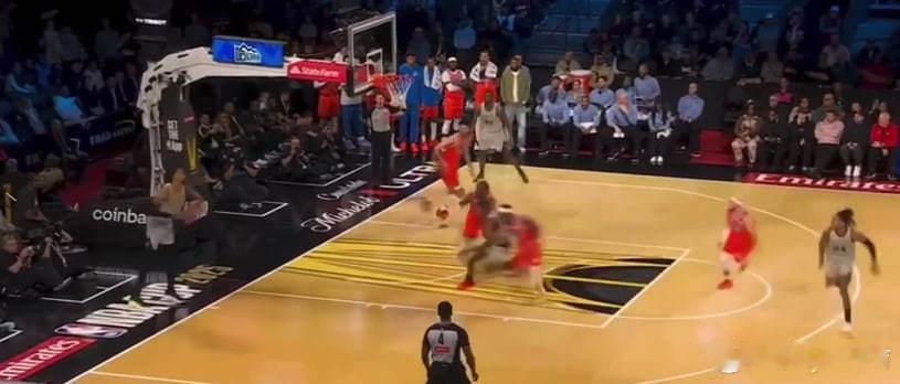 文班亚马复出看看最后双方的各种博弈，如果换做我湖，早就会因为各种离谱决策和低级失