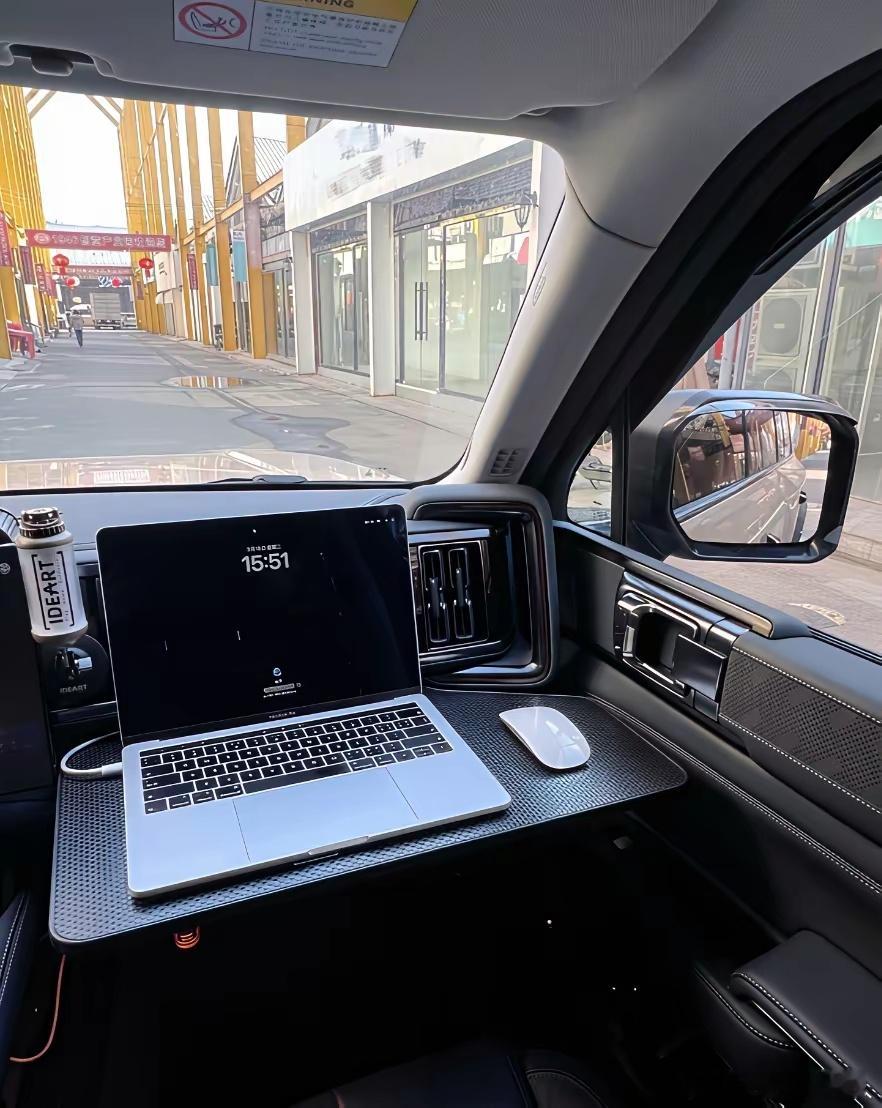 方程豹5的副驾桌板Pro，得有够宽敞的空间，才能稳稳支起这工作台哟！ 