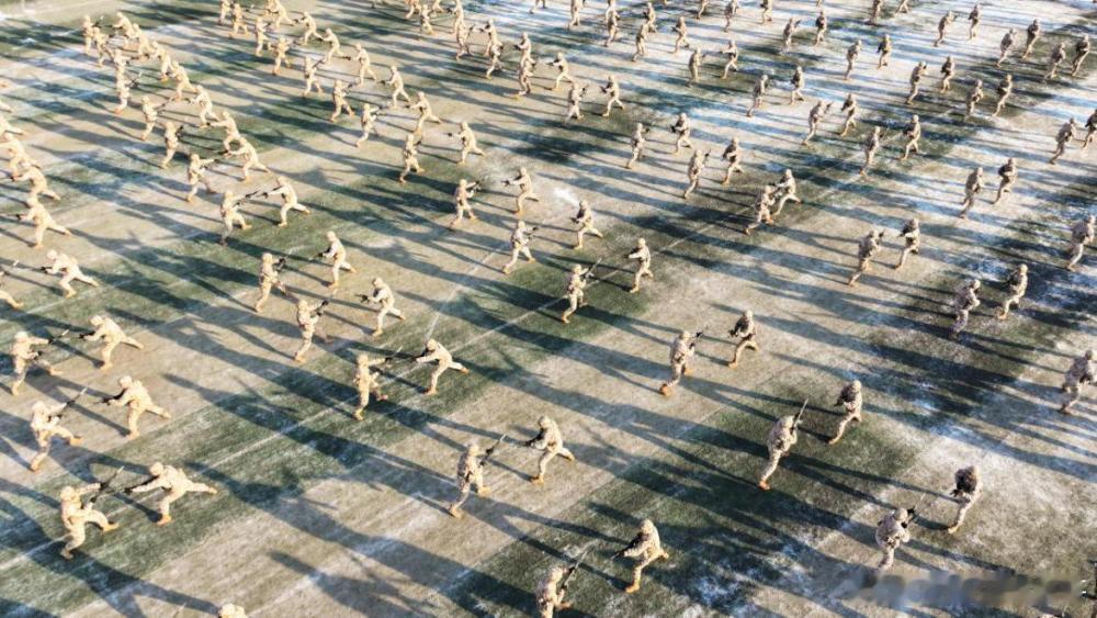 新年伊始，全军部队新年度军事训练正式拉开帷幕。从大漠戈壁到沿海一线，从雪域高原到