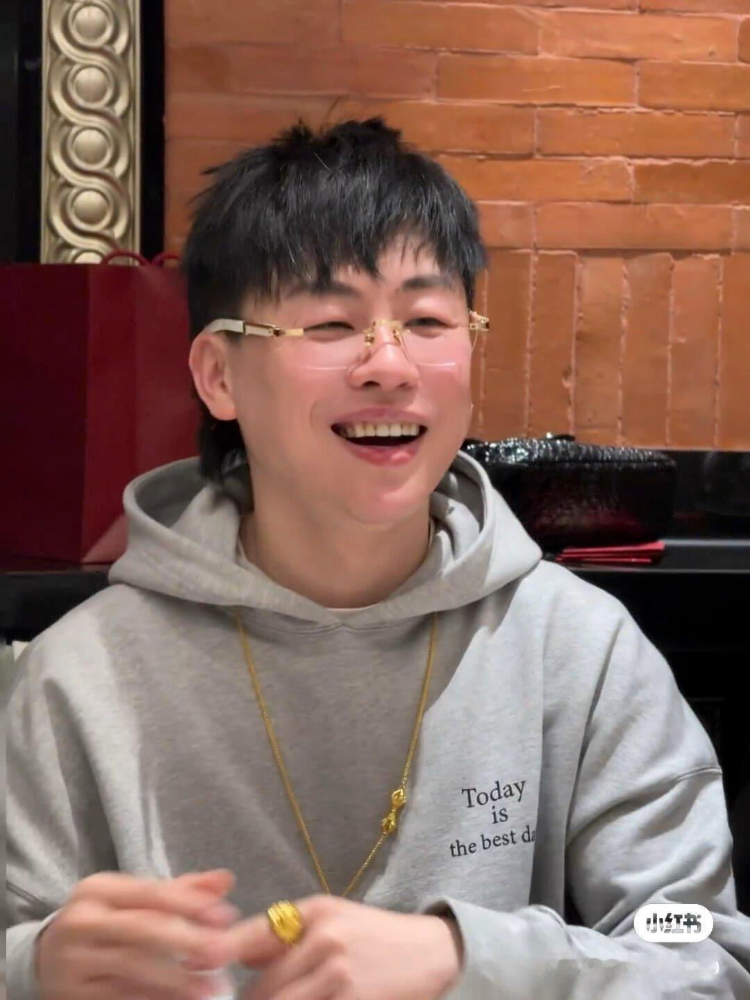 胡彦斌高情商回应歌手阵容争议被说阵容无聊？胡彦斌笑答：“最好的听众在这里，我们当