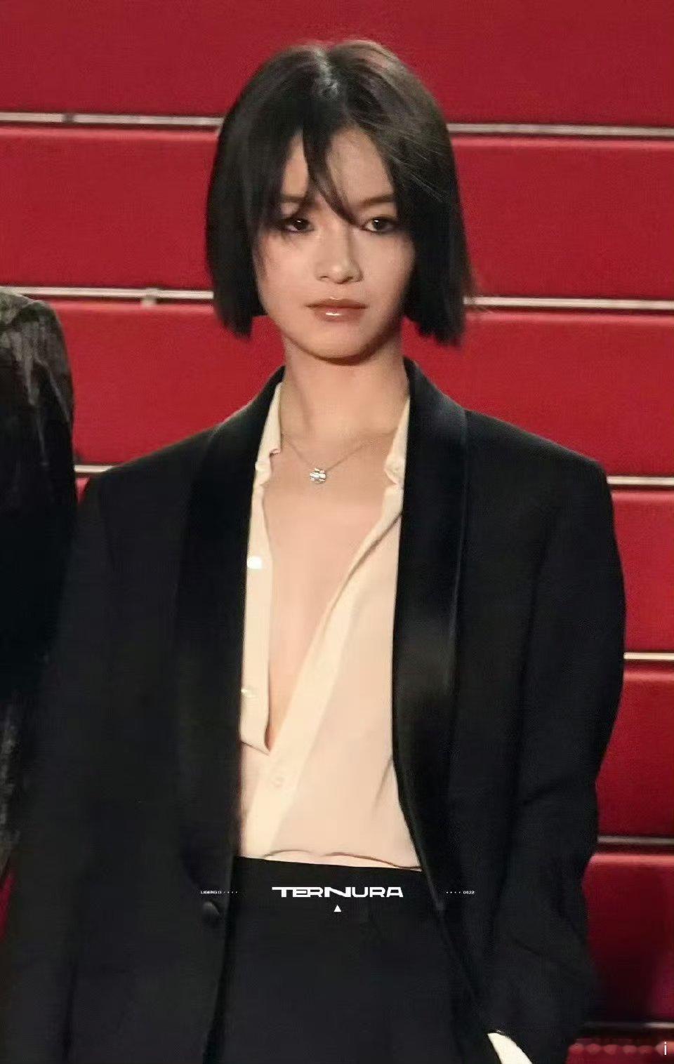 李庚希生图连头发丝都在演戏！抓拍到的侧颜杀直接封神，建议把
