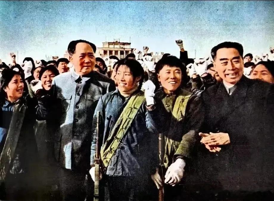 1964年3月15日，首都机场，毛主席、周总理接见女民兵代表。